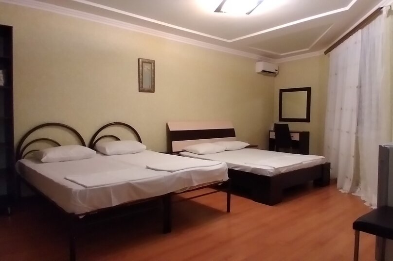 Семейный номер, от 1 до 4 гостей, двуспальная кровать, вид на сад
